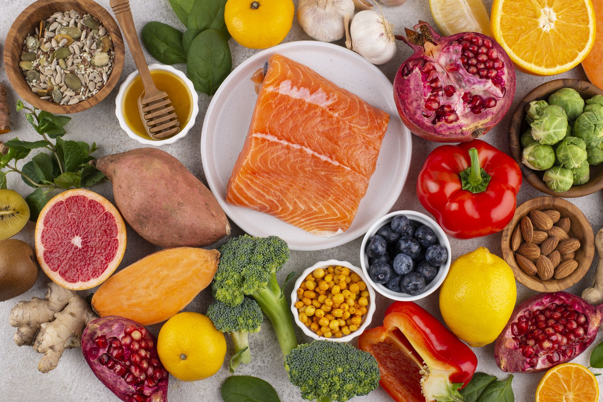 Alimenti sani con verdure, frutta e pesce per un'alimentazione equilibrata consigliata dalla biologa nutrizionista di Insubria Med